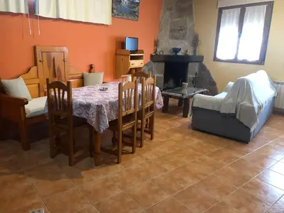 Una televisión o centro de entretenimiento en Casa Rural La Curva