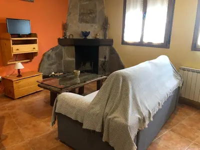 Una televisión o centro de entretenimiento en Casa Rural La Curva