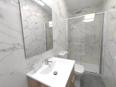 Un baño de Apartamentos Vacceas by gaiarooms