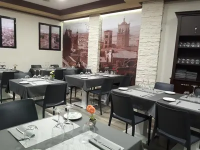 Un restaurante o sitio para comer en Hostal Julio