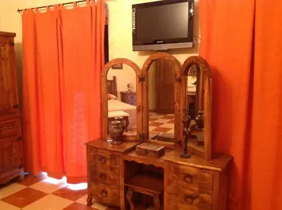 Una televisión o centro de entretenimiento en Hotel Julio