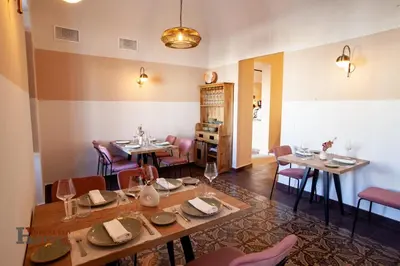 Un restaurante o sitio para comer en Hotel Rural el Turuñuelo
