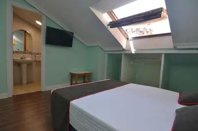 Una televisión o centro de entretenimiento en Hostería El Bodegón De Gredos