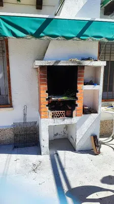 Barbacoa disponible para clientes en la casa o chalet