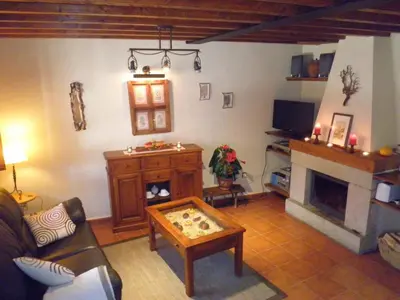 Una televisión o centro de entretenimiento en El Roble. Azagalla Rural