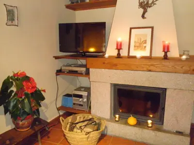 Una televisión o centro de entretenimiento en El Roble. Azagalla Rural
