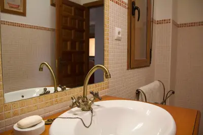Un baño de 'El Mirador de Sotillo', un Oasis de Confort con Piscina y Jacuzzis