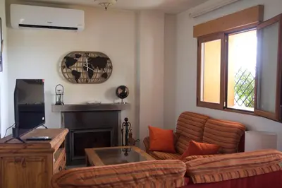 Una televisión o centro de entretenimiento en 'El Mirador de Sotillo', un Oasis de Confort con Piscina y Jacuzzis