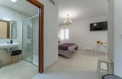 Una televisión o centro de entretenimiento en Villa Augusto - a 100 metros del Teatro Romano-