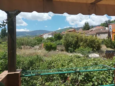 Vista general de una montaña o vista desde la casa o chalet