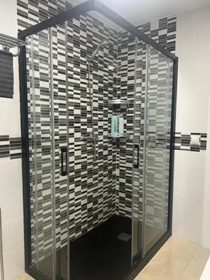 Un baño de Piso Los Jardines
