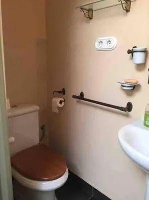 Un baño de Casa rural con piscina privada