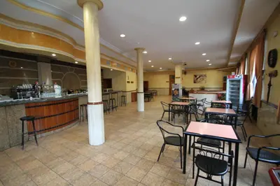Un restaurante o sitio para comer en Hostal Restaurante Cuatro Caminos