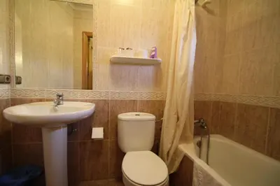 Un baño de Hostal Restaurante Cuatro Caminos