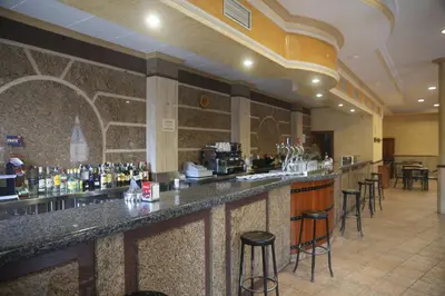 El salón o zona de bar de Hostal Restaurante Cuatro Caminos