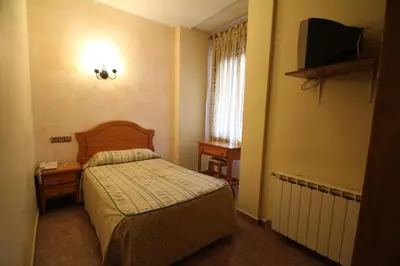 Cama o camas de una habitación en Hostal Restaurante Cuatro Caminos