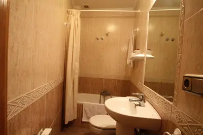Un baño de Hostal Restaurante Cuatro Caminos