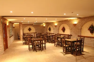 Un restaurante o sitio para comer en Hostal Restaurante Cuatro Caminos