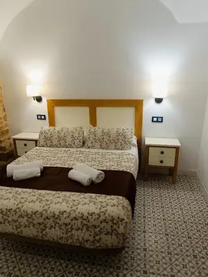 Cama o camas de una habitación en Al-Qazeres Suites