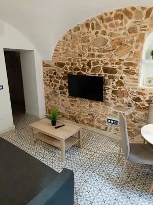 Una televisión o centro de entretenimiento en Al-Qazeres Suites