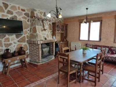 Una televisión o centro de entretenimiento en Casa Rural El Pajar Navaluenga