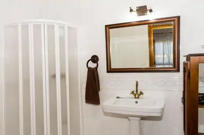 Un baño de Casa Rural El Zarzoso TR-CC-00562