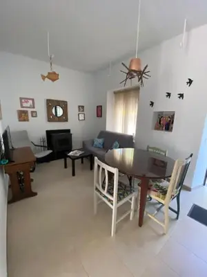 Una televisión o centro de entretenimiento en La casa de Alejandra