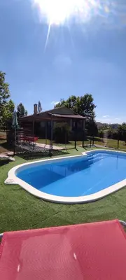Piscina en o cerca de La casa de la parcela