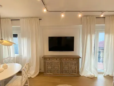 Una televisión o centro de entretenimiento en Apartamentos BEJAR - INDIGO