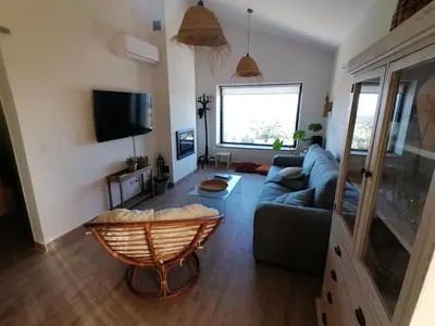 Una televisión o centro de entretenimiento en La Casa de Abajo
