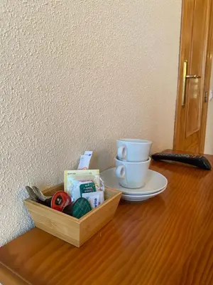 Utensilios para hacer té y café en Hostal Jose Mari