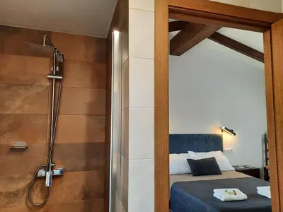 Un baño de El Escudo de Calatrava Alojamiento 5 Estrellas Verdes