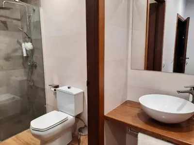 Un baño de El Escudo de Calatrava Alojamiento 5 Estrellas Verdes