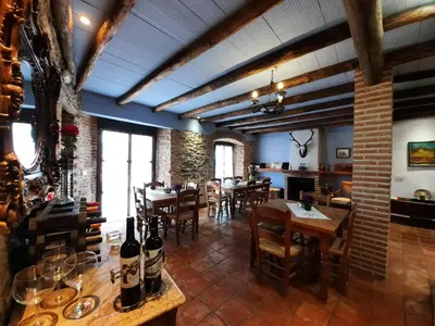 Un restaurante o sitio para comer en El Escudo de Calatrava Alojamiento 5 Estrellas Verdes