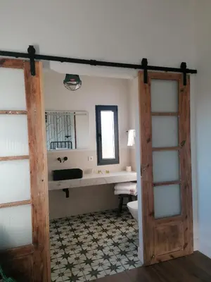 Un baño de Los Nidos de Valfrio TR-CC-00548