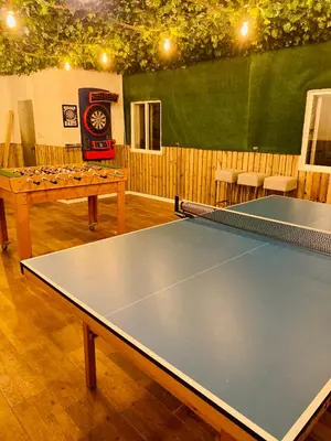 Instalaciones para jugar al ping pong en El 42 MIJARES o alrededores