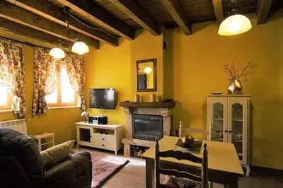 Una televisión o centro de entretenimiento en Ambar SPA. Azagalla Rural