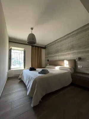 Cama o camas de una habitación en Casa Rural Camino de Hierro I y II