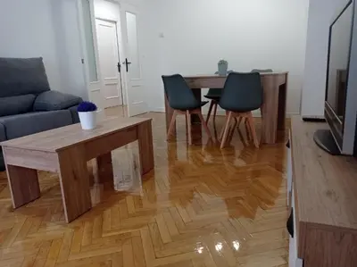 Una televisión o centro de entretenimiento en La Ronda