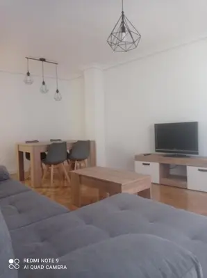 Una televisión o centro de entretenimiento en La Ronda