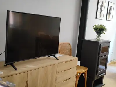 Una televisión o centro de entretenimiento en La casita de Ra
