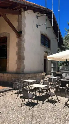 Un restaurante o sitio para comer en Albergue & Cafetería Vía de la Plata Hervás