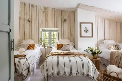 Cama o camas de una habitación en Wishome-Casa con piscina en la falda de Gredos, con servicios de hotel