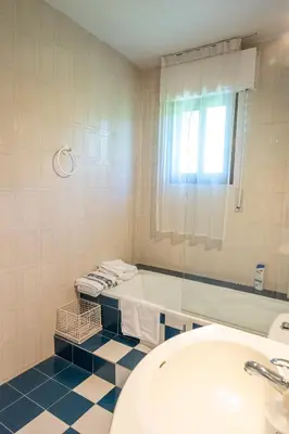 Un baño de Yedrada Alojamientos