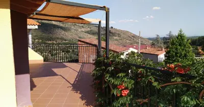 Vista general de una montaña o vista desde el hostal o pensión