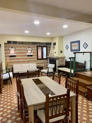 Un restaurante o sitio para comer en Casa Rural Chorrito 1