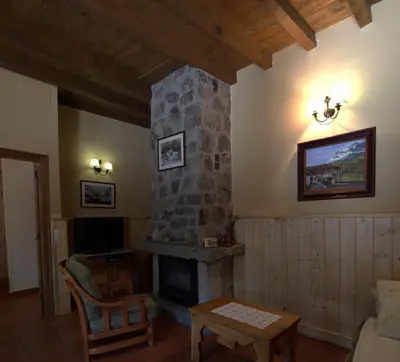 Una televisión o centro de entretenimiento en Casa Rural Valdeascas