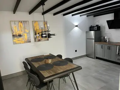 Una cocina o zona de cocina en Apartamentos La Chimenea