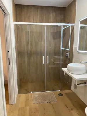 Un baño de Apartamentos La Chimenea