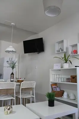 Una televisión o centro de entretenimiento en Serendipia